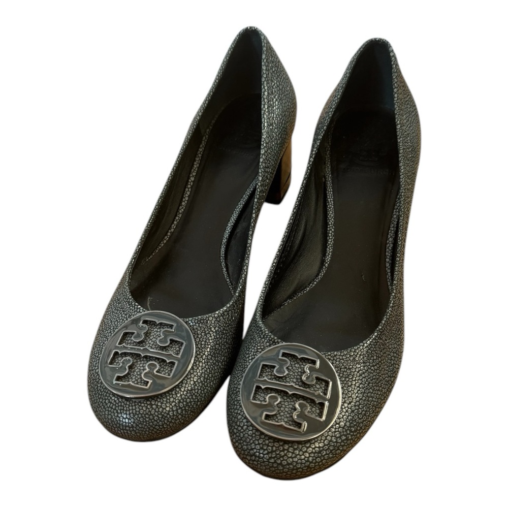 Tory Burch Amy Stingray Steel Gray Logo Block Heel Pump 8.5